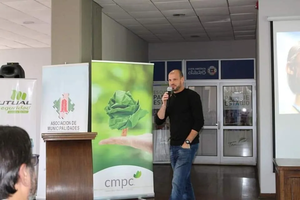 Felipe Bozzo habla con micrófono en el escenario de un encuentro de empresas
