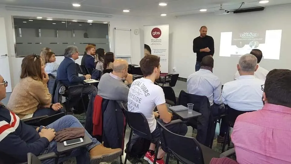 Felipe Bozzo dictando un taller en una sala de seminarios en Valencia, España, con los participantes sentados frente a él