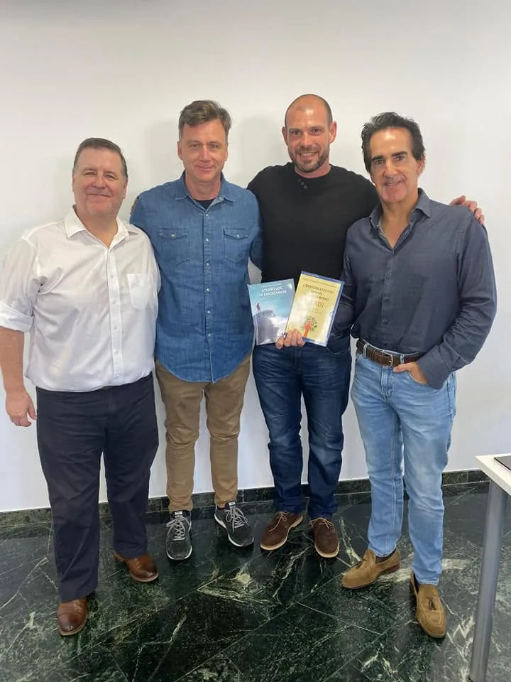 Felipe Bozzo, con su libro «Aterrizaje de Emergencia» en la mano, posa con tres coaches en Valencia