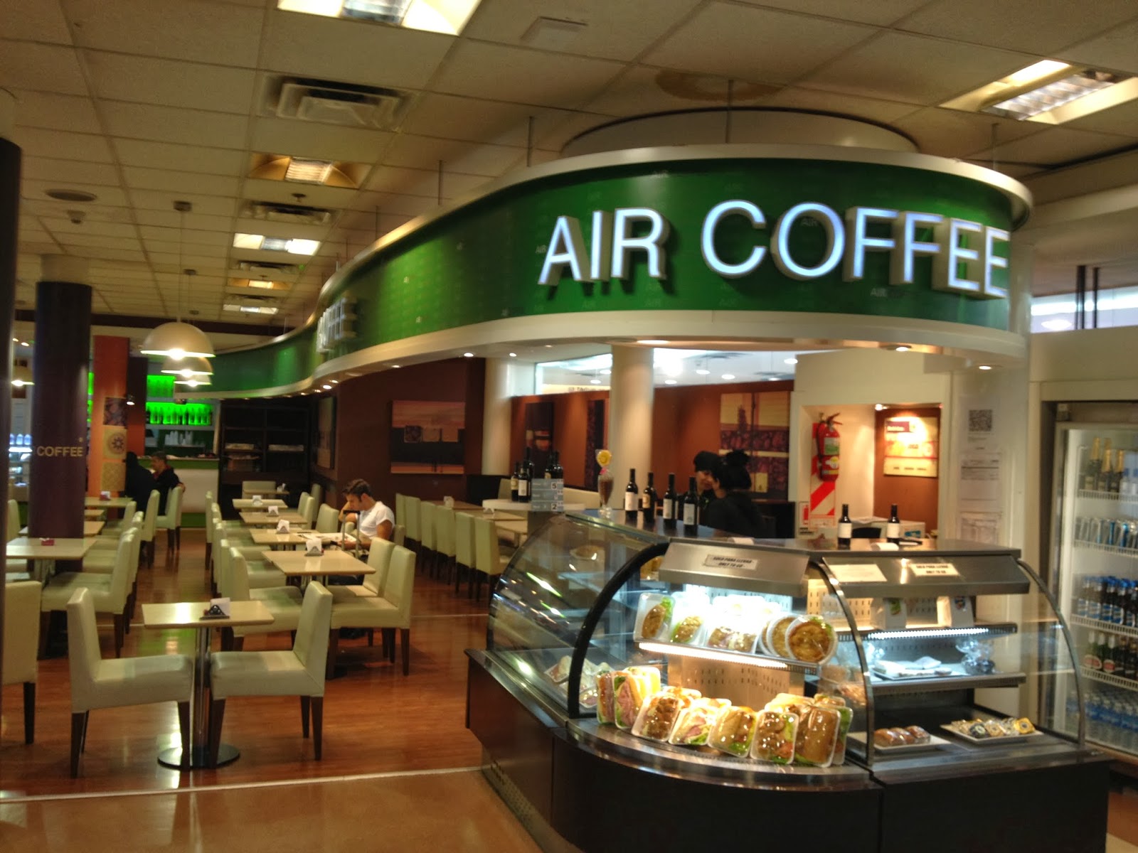 La cafetería verde del aeropuerto de Ezeiza